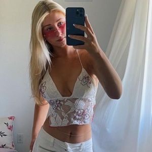 White urban outfitters top with flower detailing